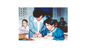 教師為見義勇為的蒙族青年額爾敦.朝格輔導功課
