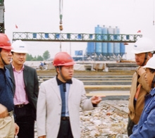       圖為學(xué)院畢業(yè)生韋世國(guó)副局長(zhǎng)（左一）、學(xué)院畢業(yè)生九泰公司 總經(jīng)理關(guān)和平（中）在施工現(xiàn)場(chǎng)